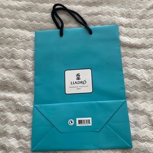 Lladro shopping bag plus 2 lladro 2022 magazines/ catalogs
